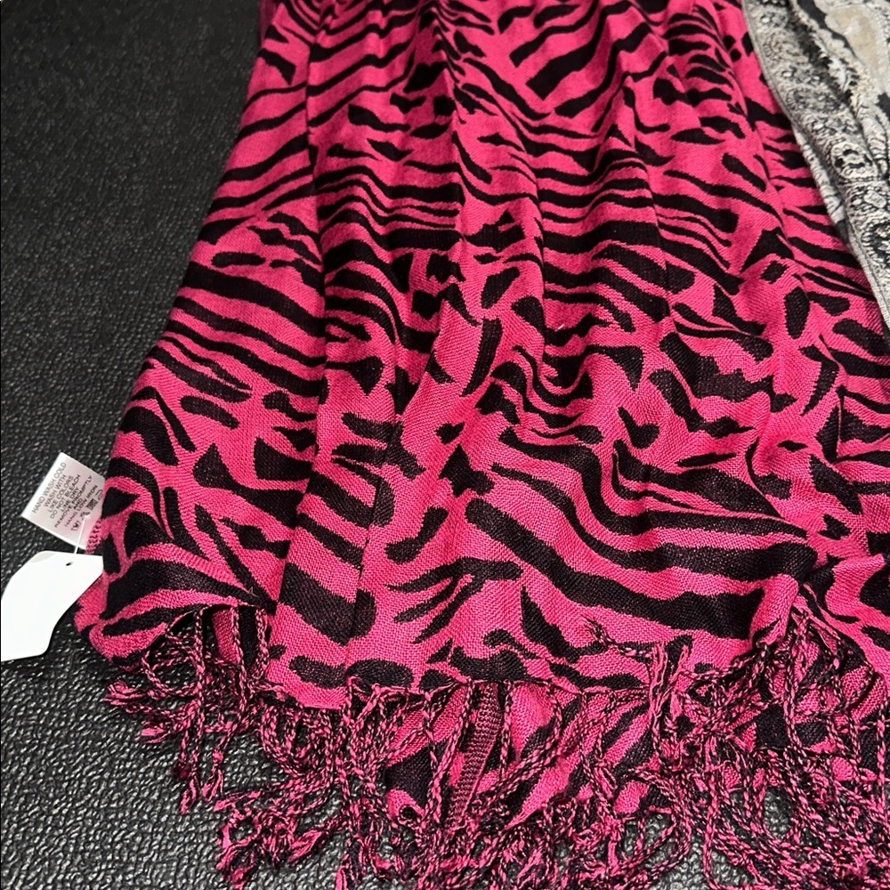 Assortment of 4 scarves - Picture 2 of 11